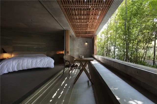 Японский дом Fuseika от T-Square Design Associates - балкон в спальне