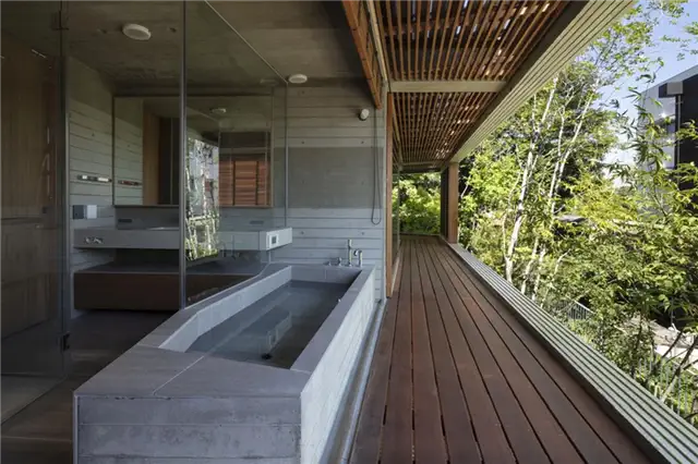 Японский дом Fuseika от T-Square Design Associates - бетонная ванна