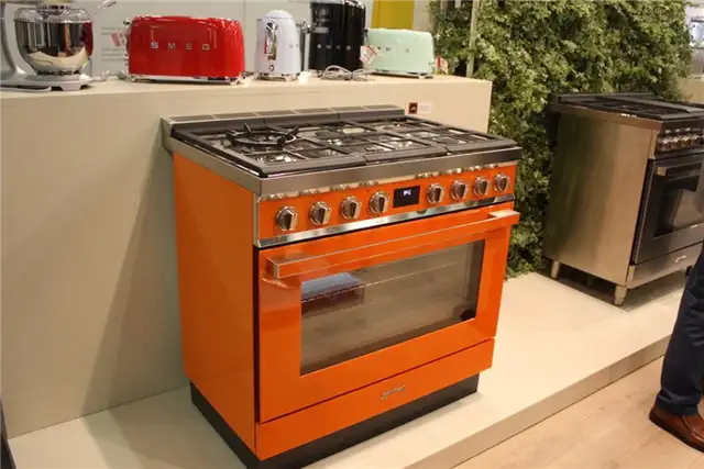 Оранжевый холодильник Smeg