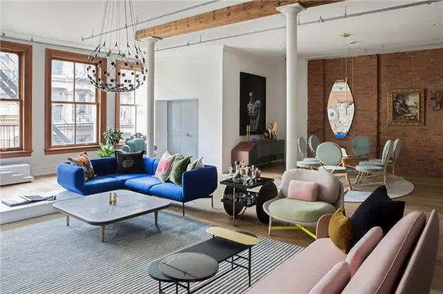 SoHo Loft NYC - разноцветные сиденья