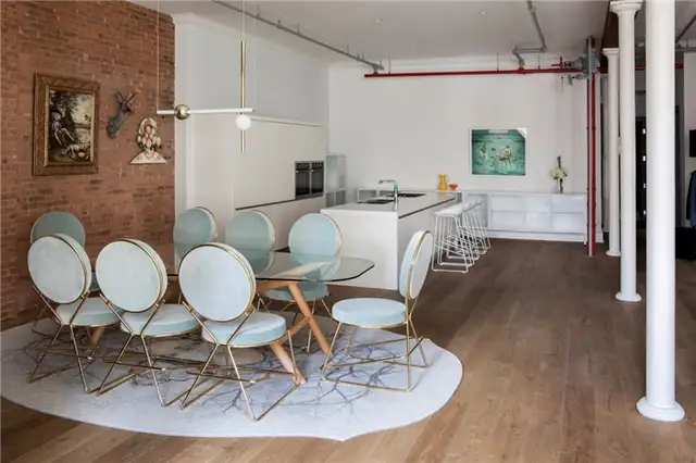 SoHo Loft NYC - белые кухонные шкафы