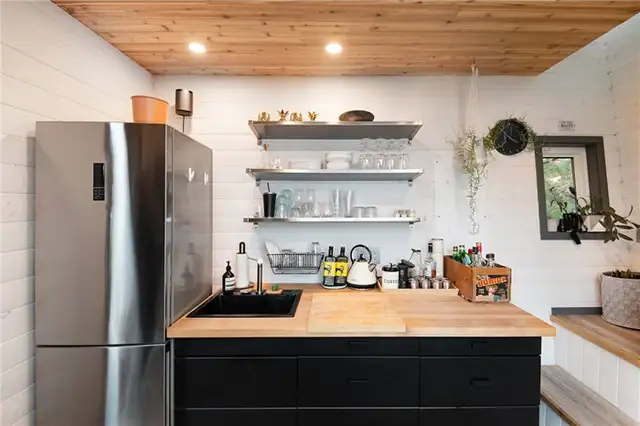 100-Square-Foot Tiny Vacation Home - крошечная кухня