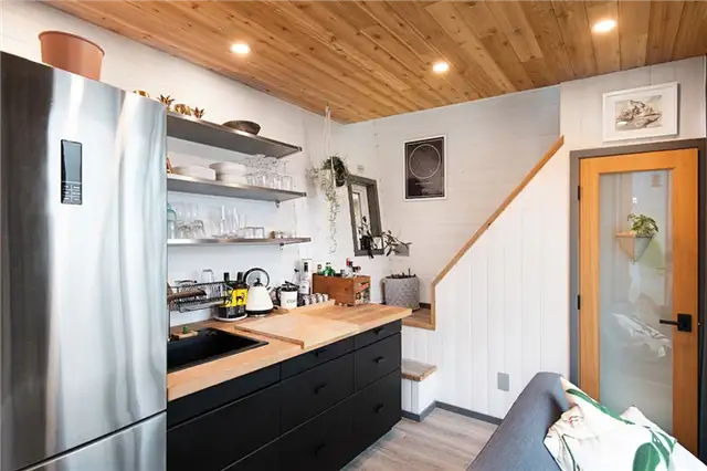 100-Square-Foot Tiny Vacation Home - кухня и лестница ближе