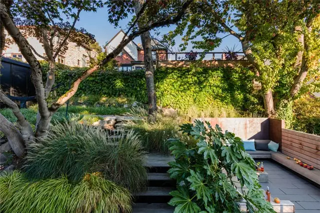 Задний двор с пышной растительностью Wittman Estes Architecture+Landscape