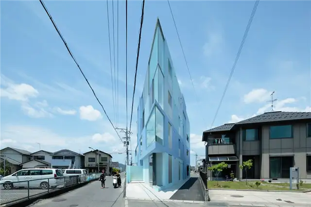 На углу с треугольным дизайном EASTERN Design Office