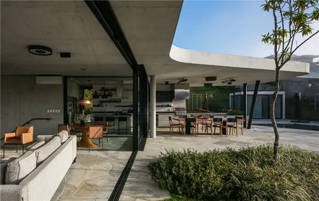 Бетонная крыша LLF House от Obra Arquitetos - открытая кухня