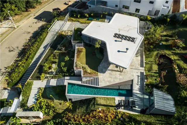 Бетонная крыша LLF House by Obra Arquitetos - бассейн