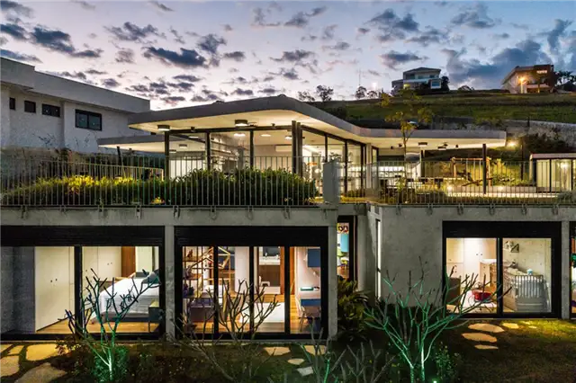 Бетонная крыша LLF House by Obra Arquitetos - стеклянные стены