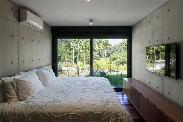Бетонная крыша LLF House by Obra Arquitetos - незавершенные стены