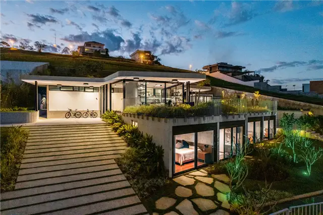 Бетонная крыша LLF House by Obra Arquitetos - патио из флагстоуна