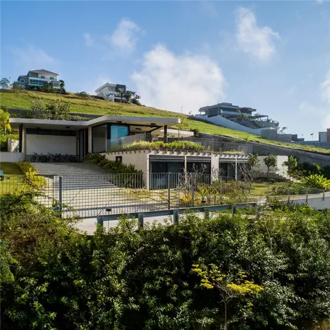 Бетонная крыша LLF House by Obra Arquitetos - пышная растительность