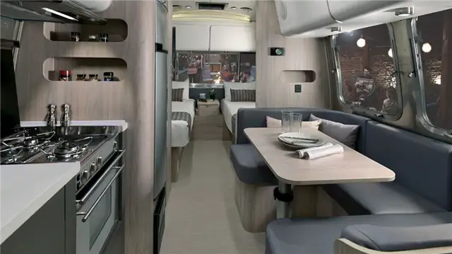 Airstream Globetrotter Camper Trailer - интерьер с обеденным столом