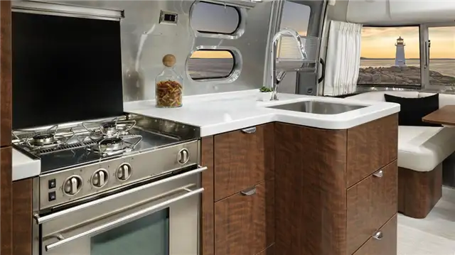 Airstream Globetrotter Camper Trailer - мокрые углы
