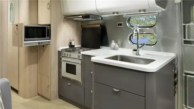 Airstream Globetrotter Camper Trailer - компактная маленькая кухня