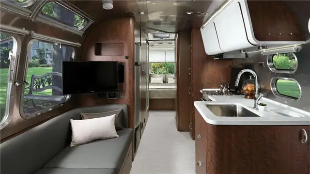 Airstream Globetrotter Camper Trailer - хорошо обставленная гостиная