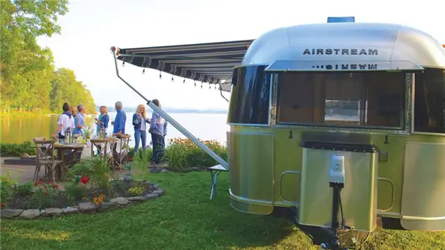 Airstream Globetrotter Camper Trailer - небольшой солнечный навес