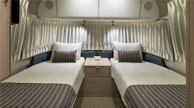 Airstream Globetrotter Camper Trailer - двухсторонние кровати