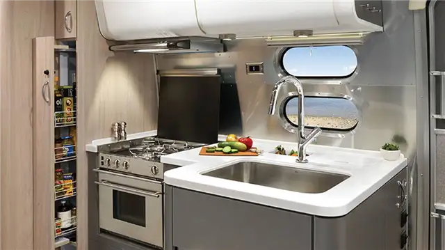 Airstream Globetrotter Camper Trailer - кухонное хранилище