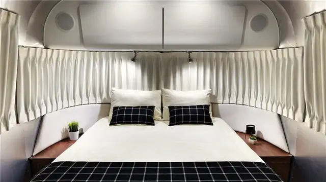 Airstream Globetrotter Camper Trailer - односпальная кровать
