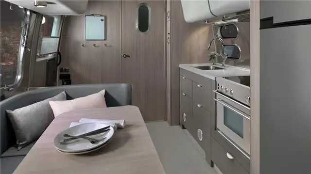 Airstream Globetrotter Camper Trailer - компактная кухня