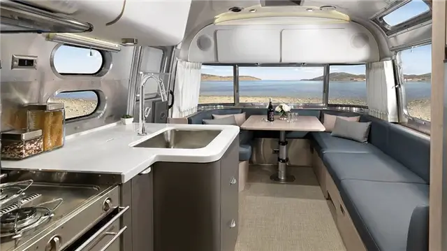 Airstream Globetrotter Camper Trailer - другой вид на столовую