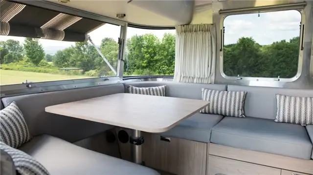 Airstream Globetrotter Camper Trailer - круглое окно