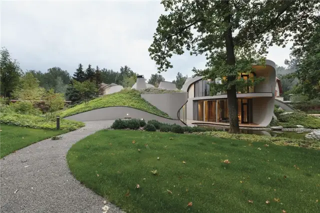 Дом в ландшафте от Niko Architect - зеленая крыша