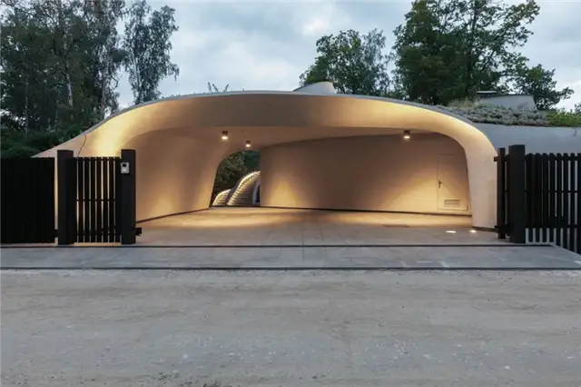 Дом в пейзаже от Niko Architect - гараж