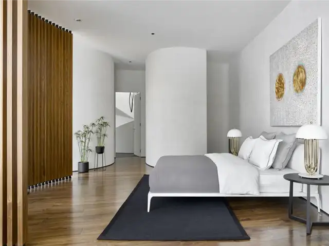 Дом в ландшафтном дизайне от Niko Architect - современная кровать