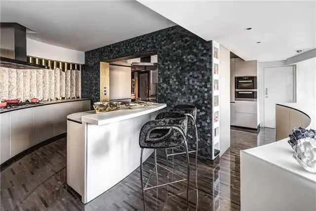 Mumbai Queens Necklace Apartment Decor - кухонный уголок