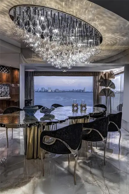 Mumbai Queens Necklace Apartment Decor - вид на столовую