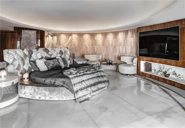 Mumbai Queens Necklace Apartment Decor- спальня с круглой кроватью
