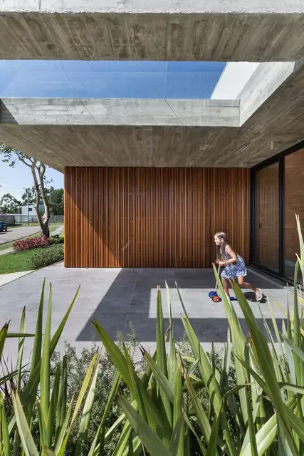 C5 Дом в Бразилии из бетона от Martin arquitetura + engenharia - входная группа