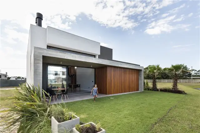 C5 Дом в Бразилии из бетона от Martin arquitetura + engenharia - задний двор