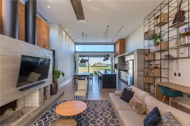 C5 Дом в Бразилии из бетона от Martin arquitetura + engenharia - гостиная с камином