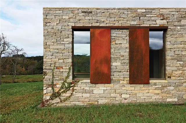 Slade Architecture Каменный дом - каменная кладка и металлические абажуры