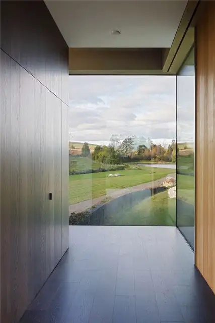 Slade Architecture Каменный дом - стеклянные окна