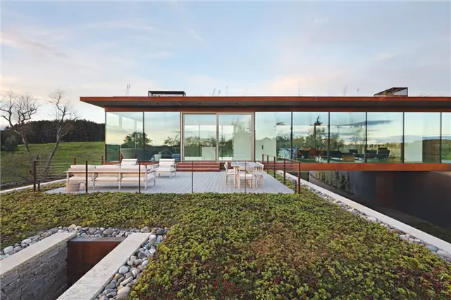 Slade Architecture Каменный дом - крыша и зелень