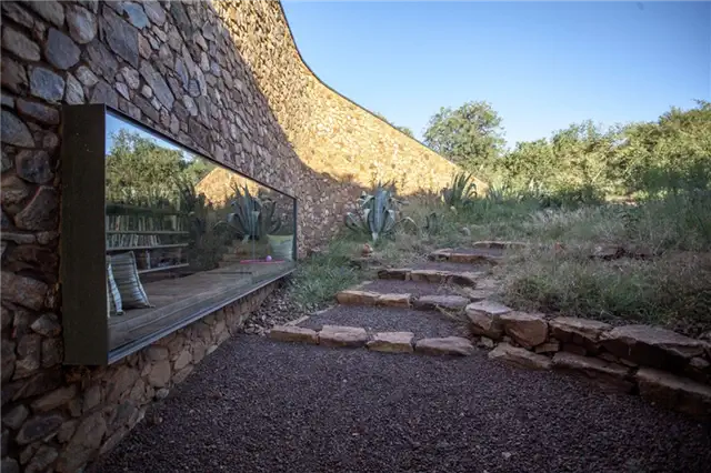 Witklipfontein Eco Lodge South Africa - GLH Architects - открытый бортик из колотого камня