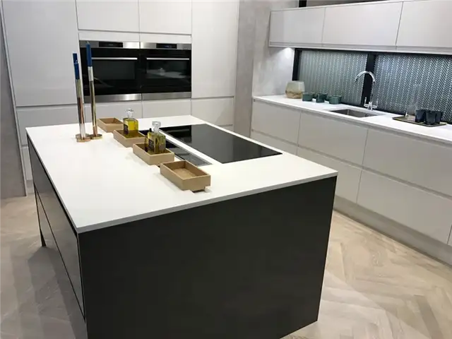 Кухня с большим островом и белой столешницей