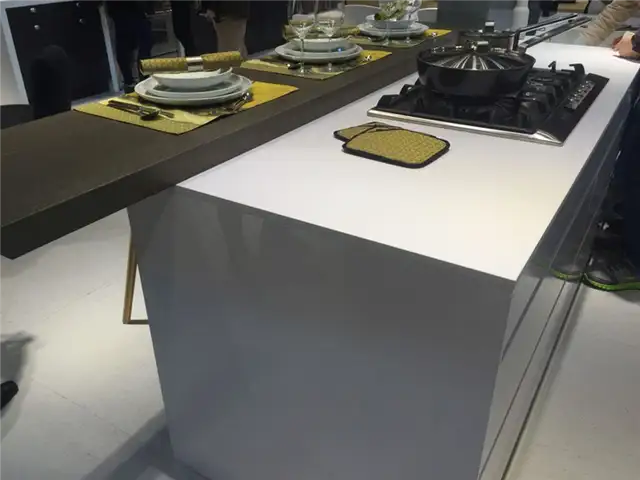 Белая кухонная столешница и дерево