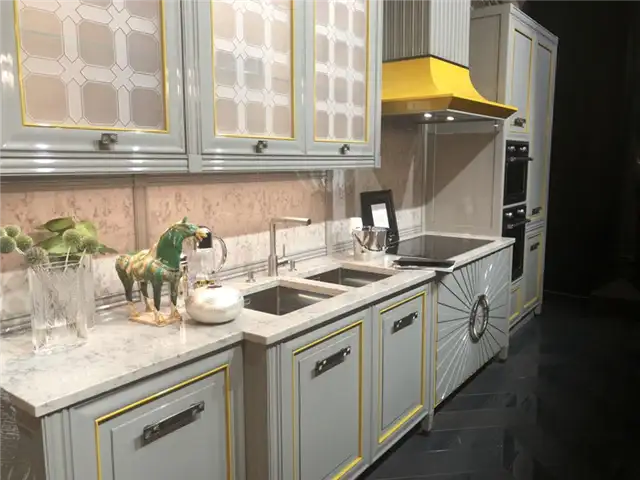 Серые акценты мрамора с желтыми полосками