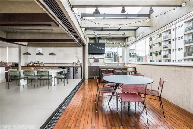 Двухуровневый лофт в Бразилии - Mandarina Arquitetura - большой балкон