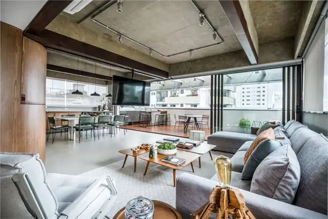 Двухуровневый лофт в Бразилии - Mandarina Arquitetura - большое пространство с незавершенным потолком