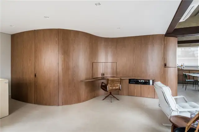 Двухуровневый лофт в Бразилии - Mandarina Arquitetura - деревянная стена