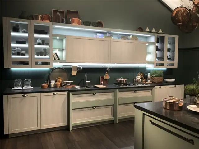 Традиционный кухонный остров со шкафами и стеклянными дверцами