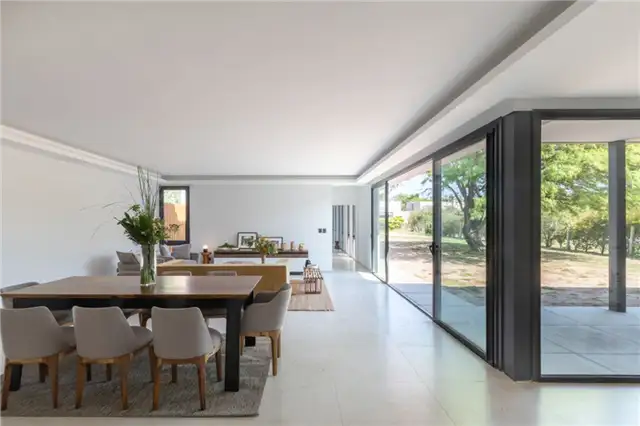 Дом Francia House с расширением из кортонной стали от CPD Estudio - большой обеденный стол