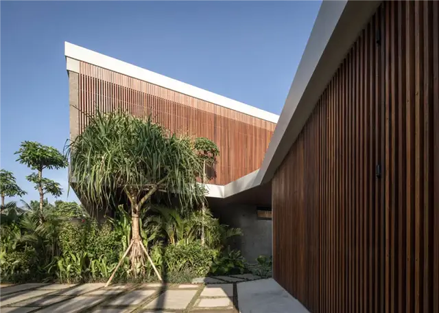 River House Indonesia by Alexis Dornier - деревянный фасад