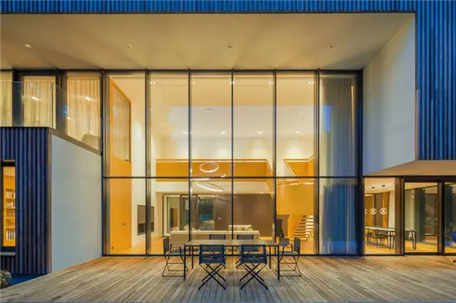 Дом Смилгу от Plazma Architecture Studio - окна от пола до потолка