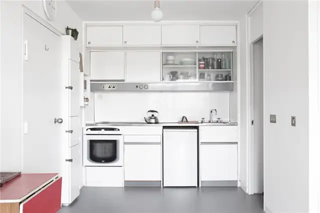Intervention Architecture london Flat- белая минималистичная кухня